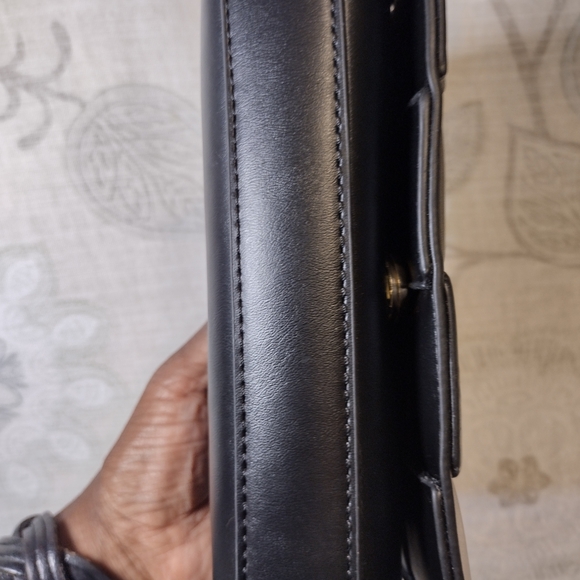 Elegant Black Crossbody Bag - Picture 3 of 4